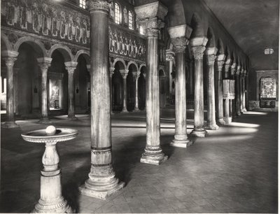 Vista interior de la nave con mosaicos que representan la Procesión de las Vírgenes Mártires de Byzantine School